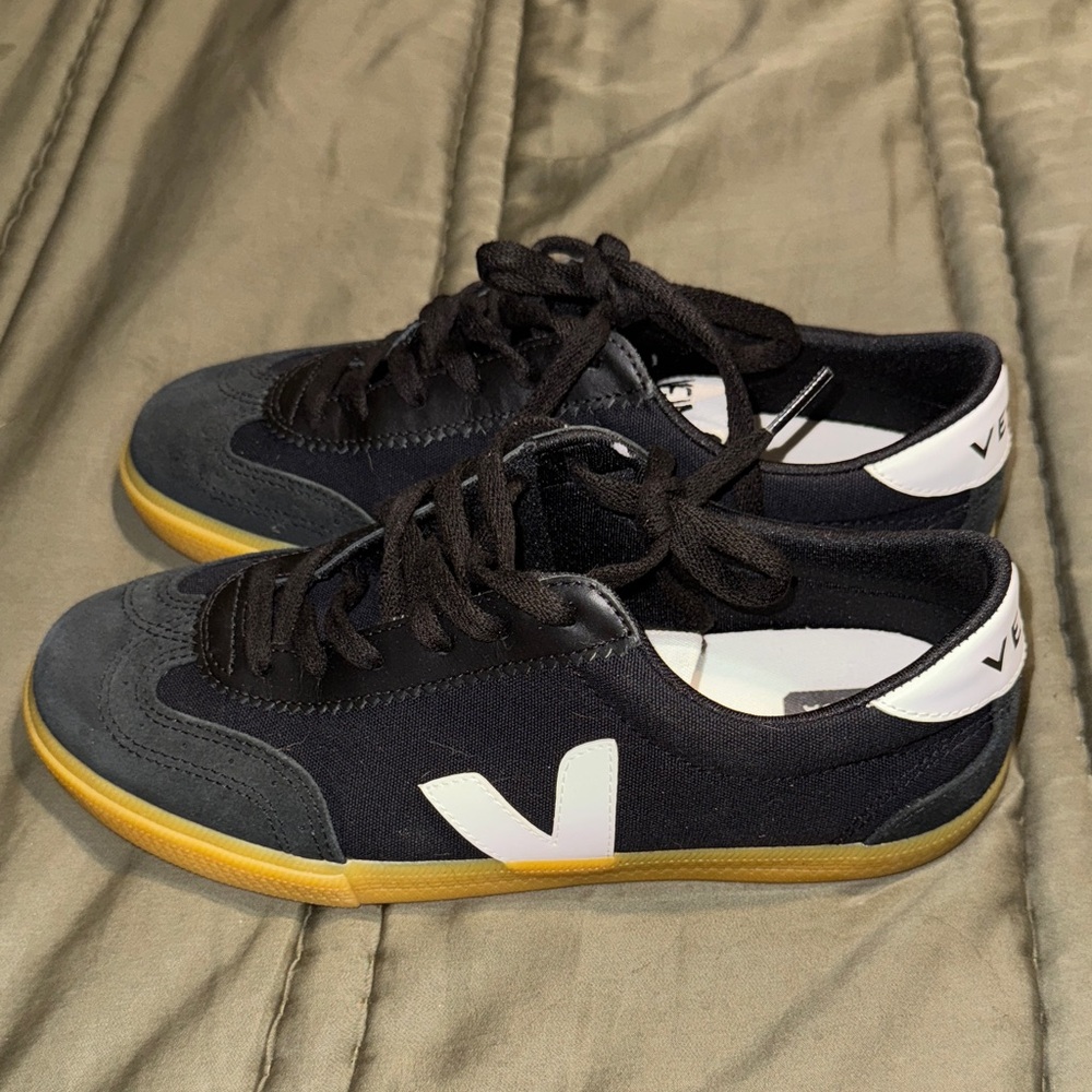 Brand new women’s Veja sneakers